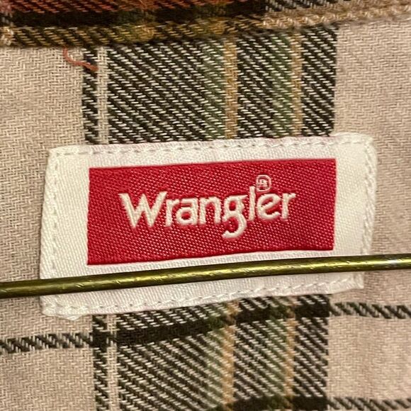 Like New Wrangler Men's Plaid Long SleeveFlannel Shirt size L - Picture 3 of 8